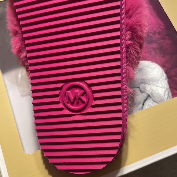 New in box Michael Kors fuzzy sandals - Picture 2 of 4